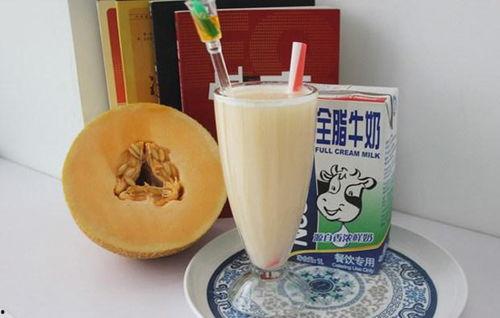 哈密瓜跟牛奶可以吃吗