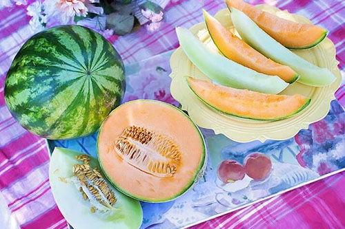 梦见和别人分瓜吃,共享瓜果，共话人生